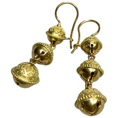 Pendientes de gota de triple campana de meditación en oro amarillo de 18 quilates Paul Morelli