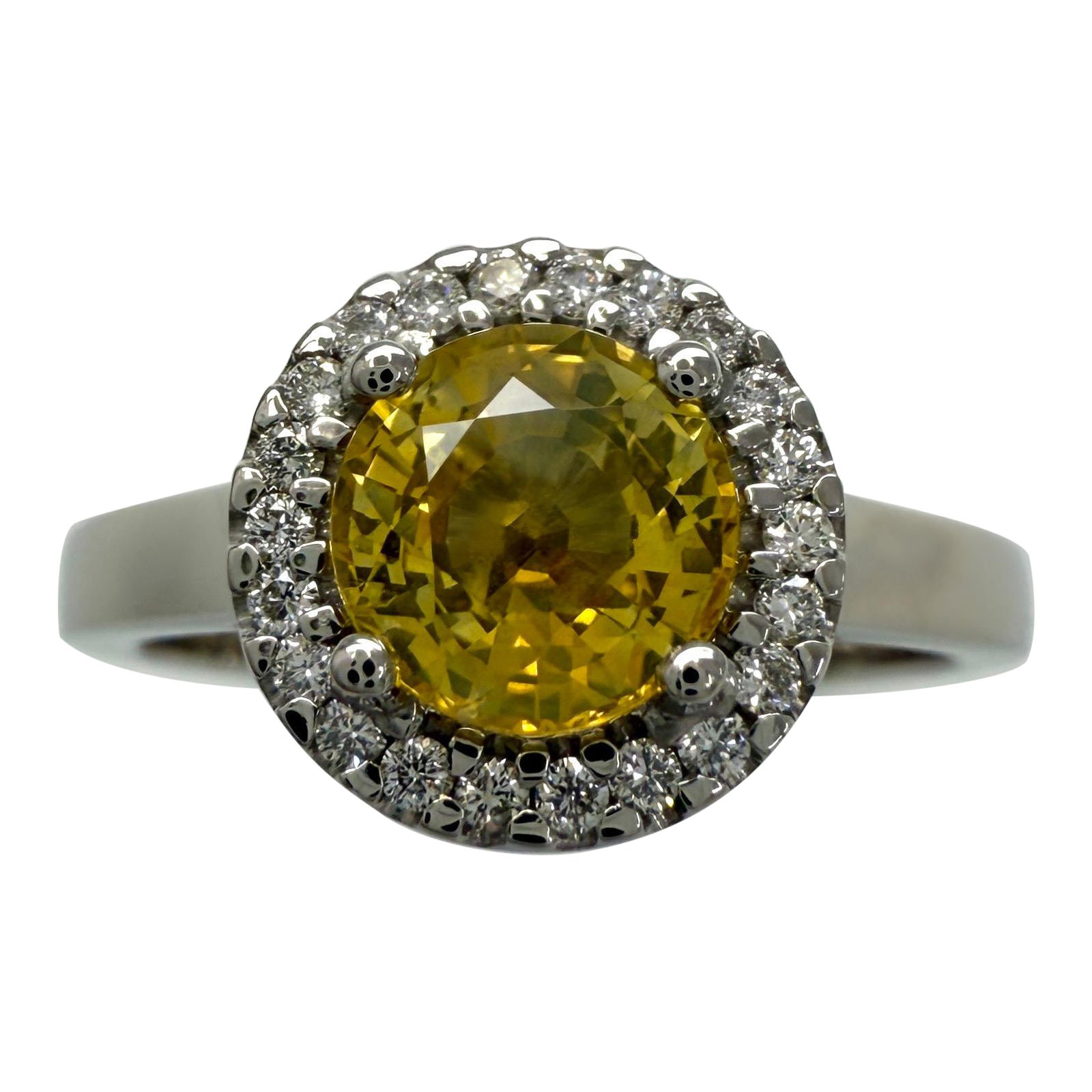 Anillo Halo de Platino con Zafiro Natural y Diamantes de Corte Redondo Amarillo Vivo de 1,36ct