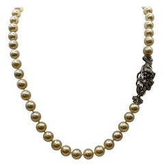 Vintage-Halskette mit japanischen Akoya-Perlen und Verschluss aus 18 kt Weißgold.