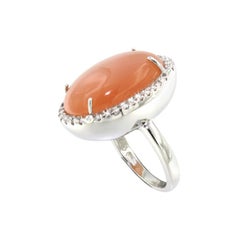 Anillo Moderno de Cóctel Trandy de Oro Blanco de 18 Kt con Piedra Lunar y Diamantes Blancos