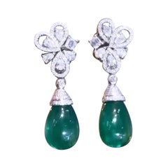 AIG certifié 36.00 carats  Boucles d'oreilles en or 18K avec émeraudes de Zambie 3.10 Ct Diamants