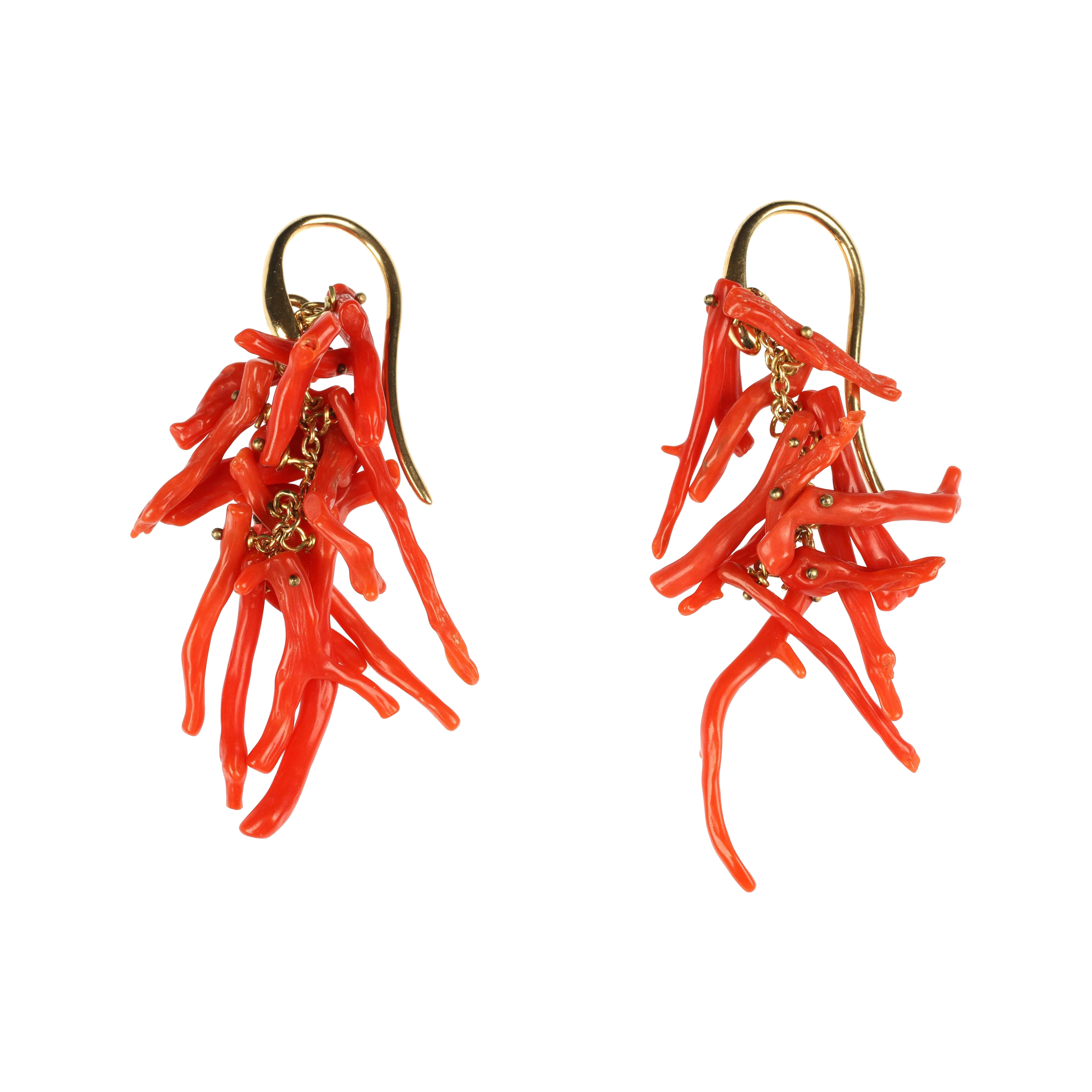 pendientes de ramita de coral rojo montados en cadenas de oro de 18 quilates en venta