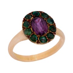 Anillo victoriano en racimo de zafiro púrpura y esmeralda de oro amarillo de 14k