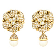 Chanel Boucles d'oreilles vintage des années 1980 avec fleur de camélia en diamants et gouttes de perles