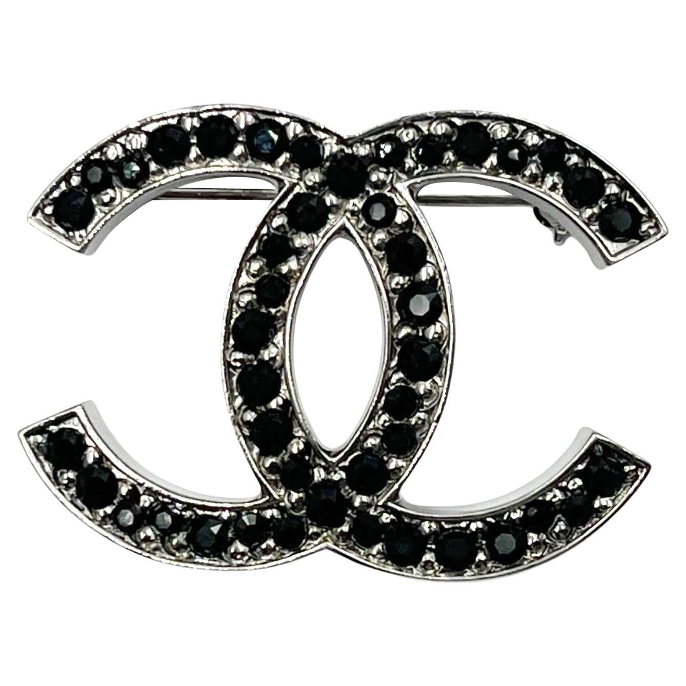 Chanel Classic Silver CC Black Crystal Broche moyenne