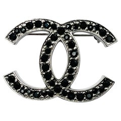Chanel Classic Silver CC Black Crystal Broche moyenne