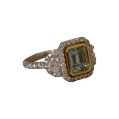 Une bague sertie de diamants et d'une pierre aigue-marine