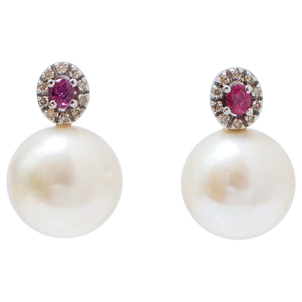 Pendientes de perlas de 13 mm, rubíes, diamantes y oro blanco de 14 quilates.