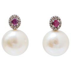 Pendientes de perlas de 13 mm, rubíes, diamantes y oro blanco de 14 quilates.