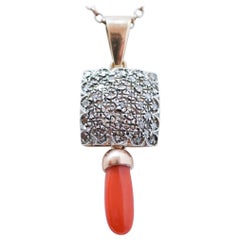 Collana con ciondolo in corallo, diamanti, oro rosa 14 carati e argento.