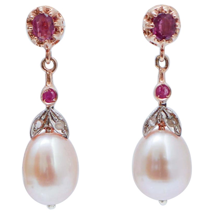 Pendientes de perlas, rubíes, diamantes, oro rosa y plata.