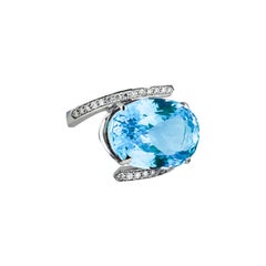 Anello ovale con topazio.