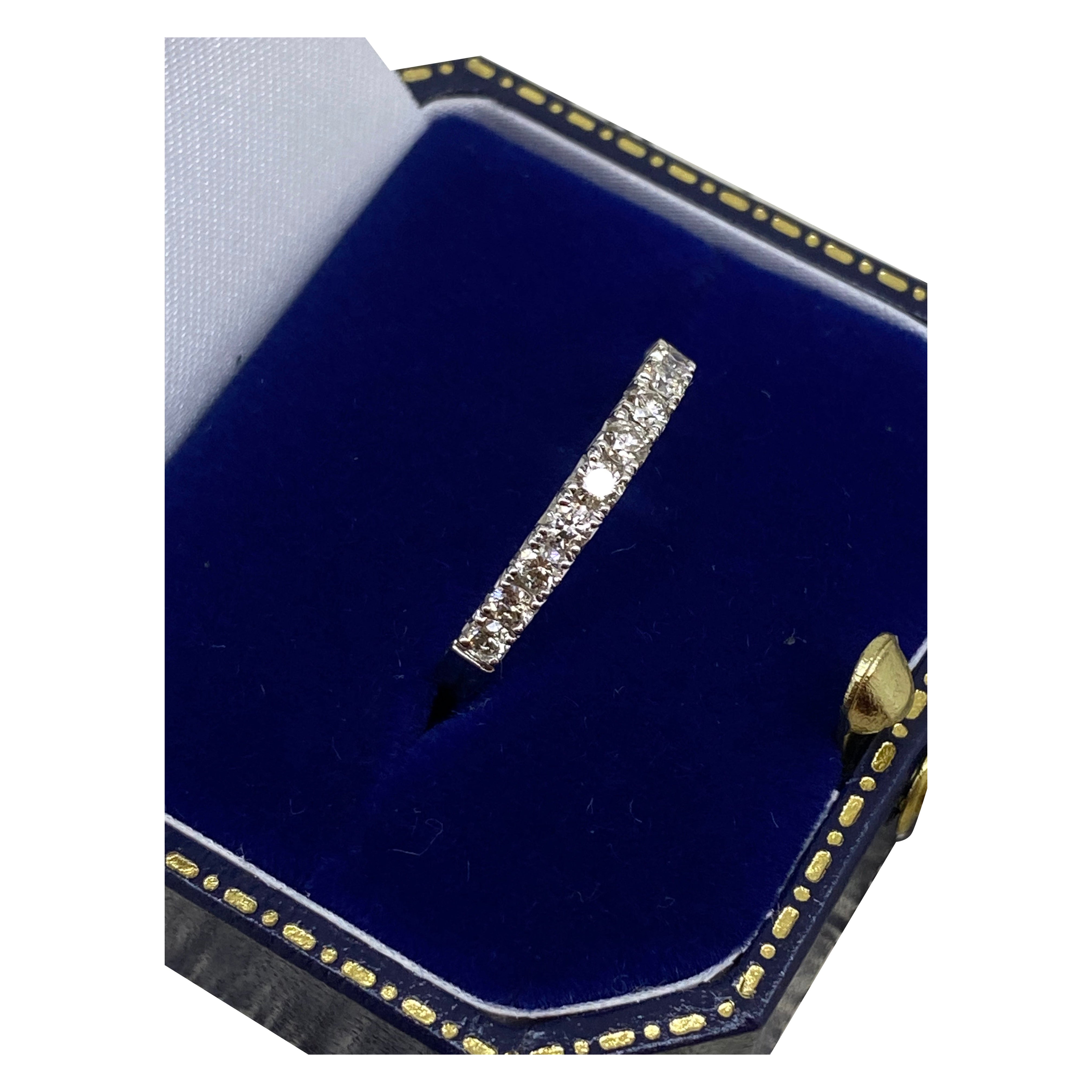 Anneau de demi-éternité en or 9K avec 11 pierres en diamant (Fishtail Set) par Paul Bram en vente