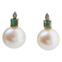 Pendientes de perlas de 13 mm, diamantes, esmeraldas y oro rosa de 14 quilates