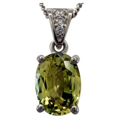 Colgante solitario en platino de zafiro amarillo verde vivo y diamante talla oval de 1,58 ct