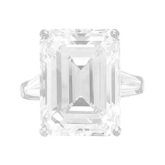Diamante talla esmeralda de 10 quilates certificado por el GIA  Anillo en platino