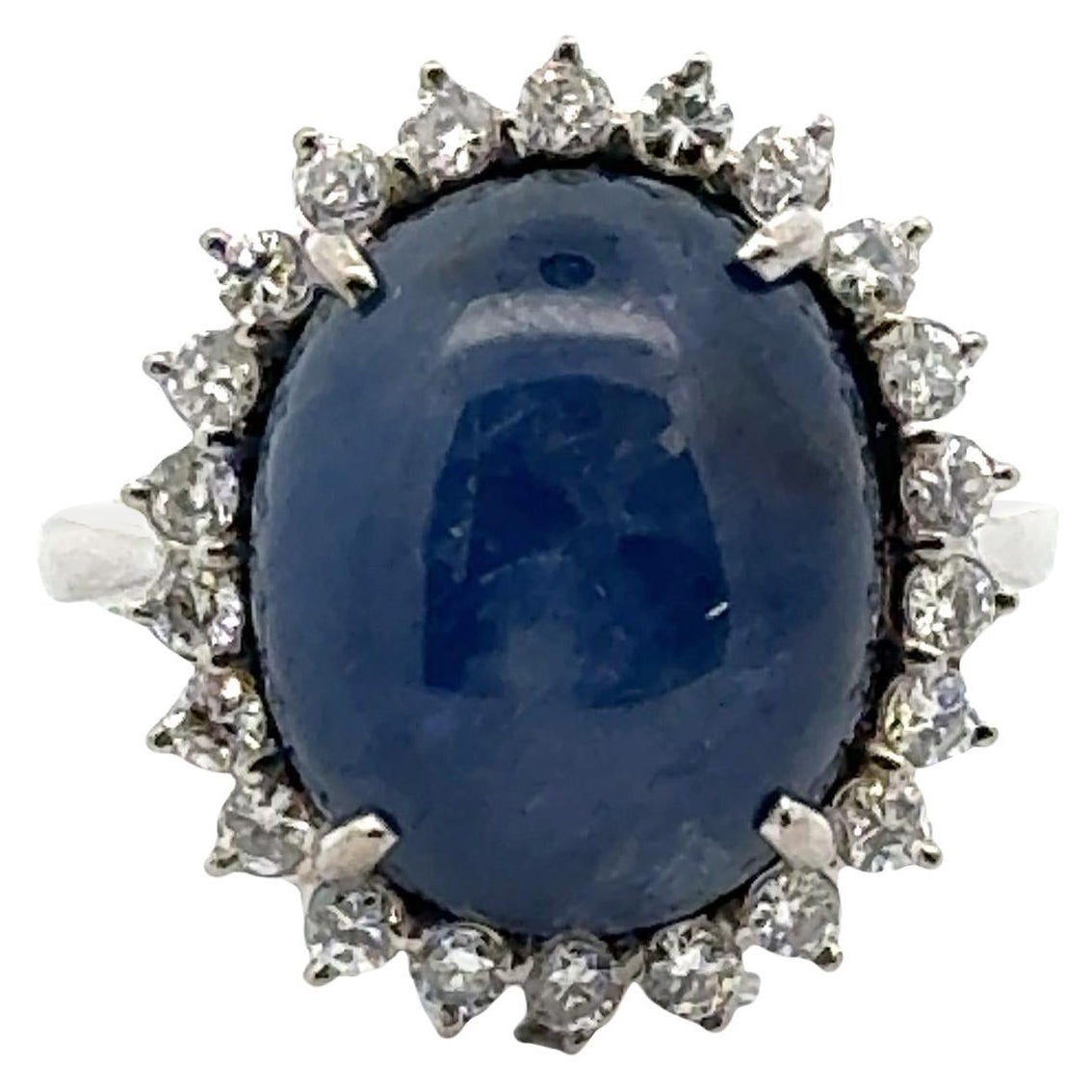 Bague en or blanc 18 carats avec saphir cabochon bleu de 20 carats et diamants en vente