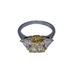 Platino GIA Cert. Anillo de compromiso de diamantes talla cojín amarillo fantasía