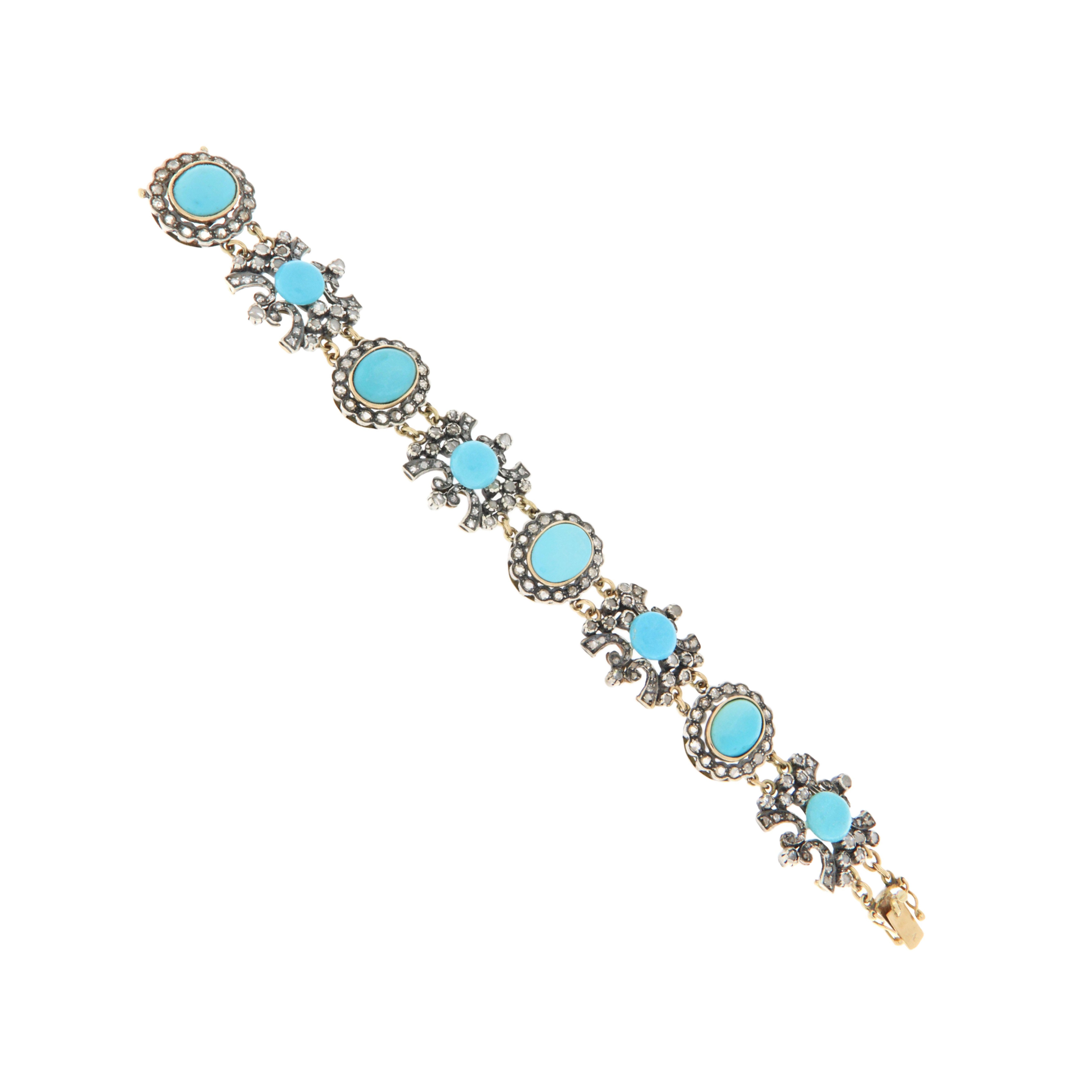 Ce bracelet exquis est un bijou intemporel, réalisé en or jaune 14 carats et en argent 800, orné d'étonnantes turquoises naturelles provenant d'Arizona. Soigneusement sélectionnés pour leur couleur vibrante et uniforme, les cabochons de turquoise