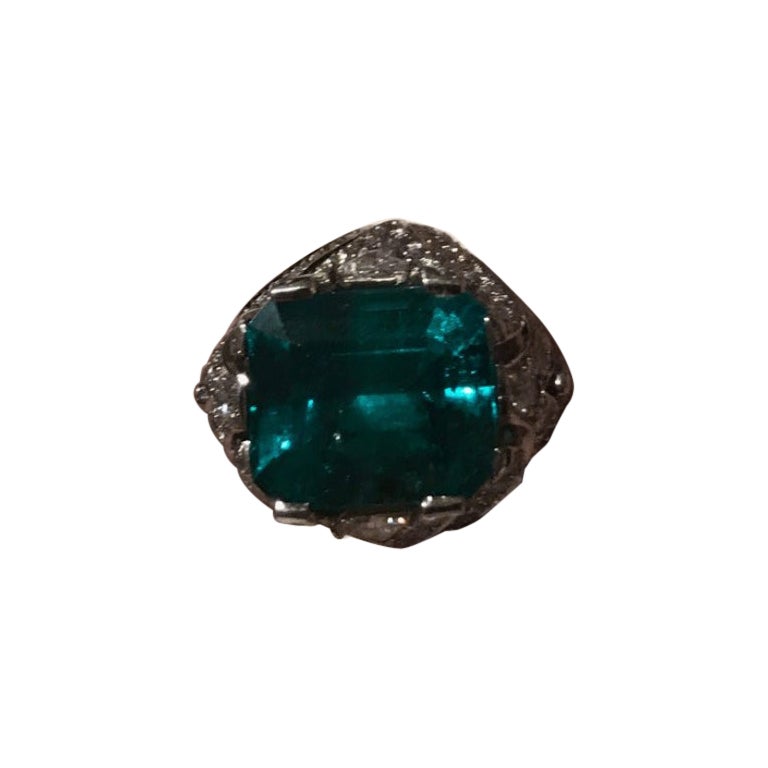 Dieser von der Art déco inspirierte Ring ist eine eindrucksvolle Mischung aus Vintage-Glamour und gemmologischem Prestige. Er ist mit einem leuchtenden kolumbianischen Smaragd von 12,39 Karat besetzt, der von AGL zertifiziert wurde. Der Smaragd ist
