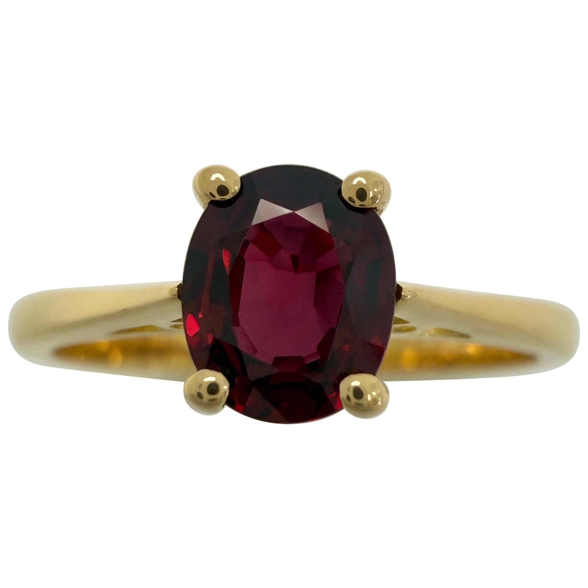 Anillo solitario de oro amarillo de 18 quilates con un rubí rojo intenso de corte ovalado natural de 0,85 quilates