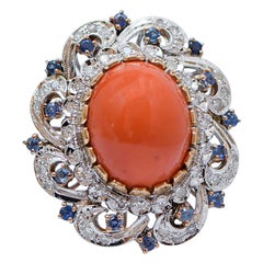 Corail, saphirs, diamants, bague en or blanc 14 carats.