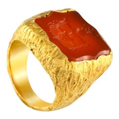 Anello in oro giallo 18K con incisione araldica di corniola