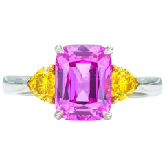 Anello con zaffiro rosa taglio cuscino da 3,21 carati e diamanti gialli da 0,68 carati