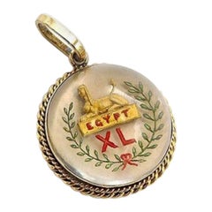 Esfinge de Cristal de Essex Victoriana del Renacimiento Egipcio de Oro de 14K Pintada al Reverso