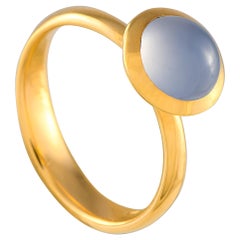 Tamara Comolli Bouton Anillo de oro amarillo de 18 quilates con calcedonia azul de 2,0 ct