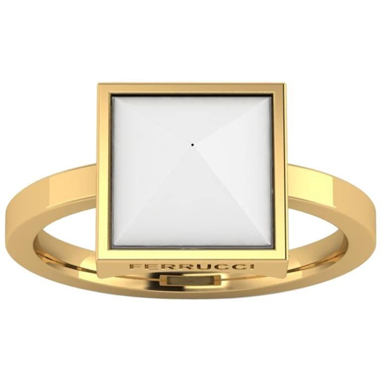 Ferrucci Ring aus Gelbgold mit weißem Achat Pyramiden im Angebot