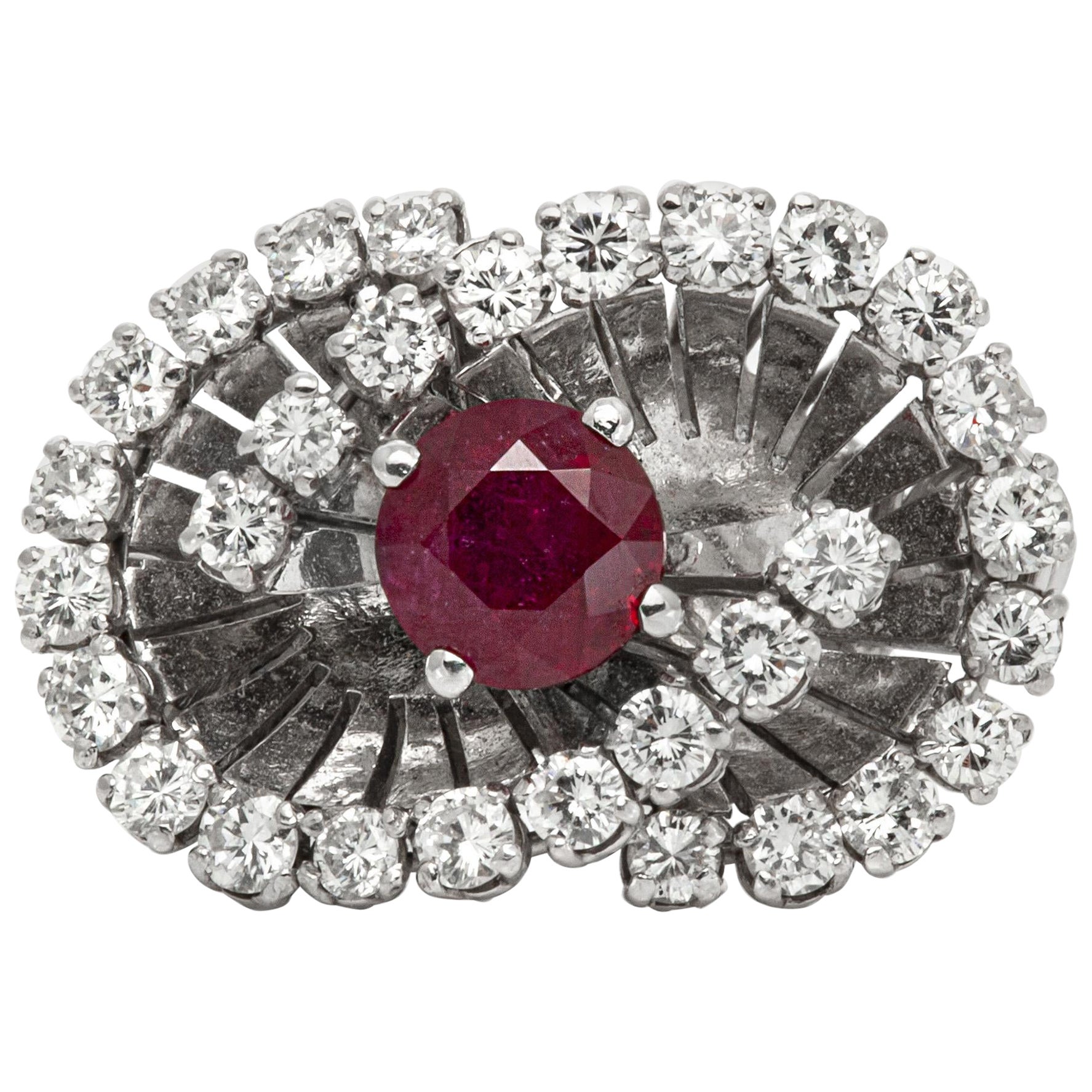 Bague Vintage 1950s 1.77 Carat Round Cut Ruby et 2.00 Carat Diamonds