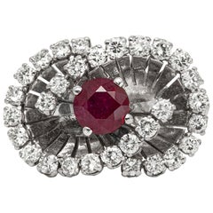 Bague Vintage 1950s 1.77 Carat Round Cut Ruby et 2.00 Carat Diamonds