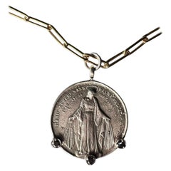 Collana con medaglia di diamanti neri della Vergine Maria