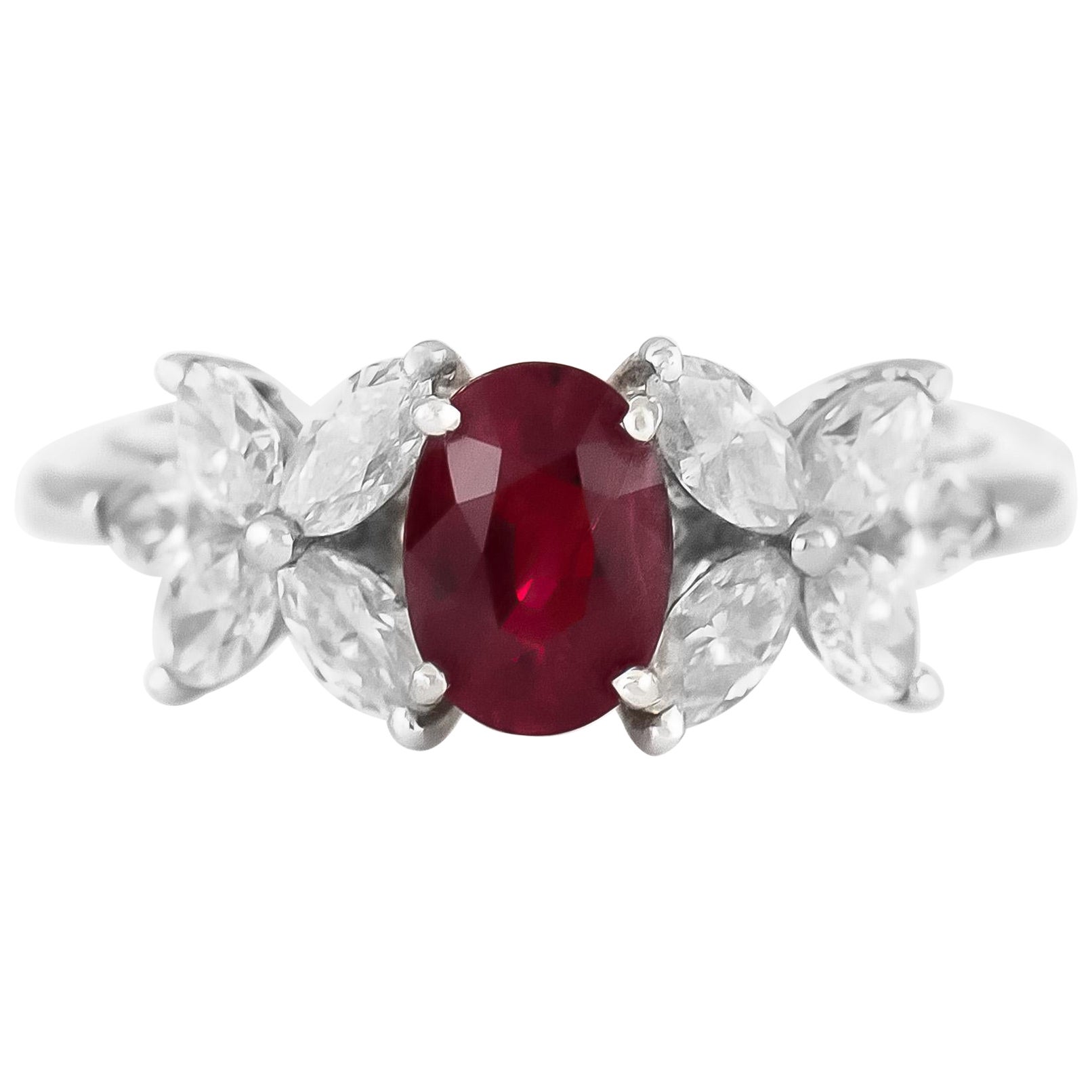 Anello vintage anni '70 con rubino taglio ovale da 0,93 carati e fiori di diamante da 1,06 carati