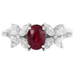 Bague vintage des années 1970 avec fleurs en rubis taille ovale 0,93 carat et diamants 1,06 carat