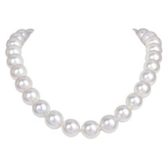 Collier ras du cou 13 mm de perles des mers du Sud avec fermoir en or orné de diamants