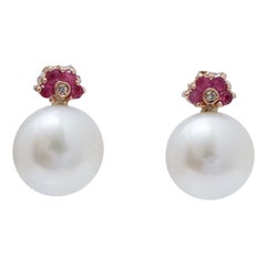 10.5  Pendientes de perlas blancas, rubíes, diamantes y oro rosa de 14 quilates.