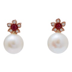Pendientes de 12 mm de perlas, rubíes, diamantes y oro rosa.