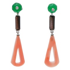 Pendientes de coral, jade, piedras negras, diamantes y platino.