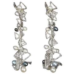 Unique Pair of 1960s-1970s Modernist Pearl White Gold Dangle Earrings 7