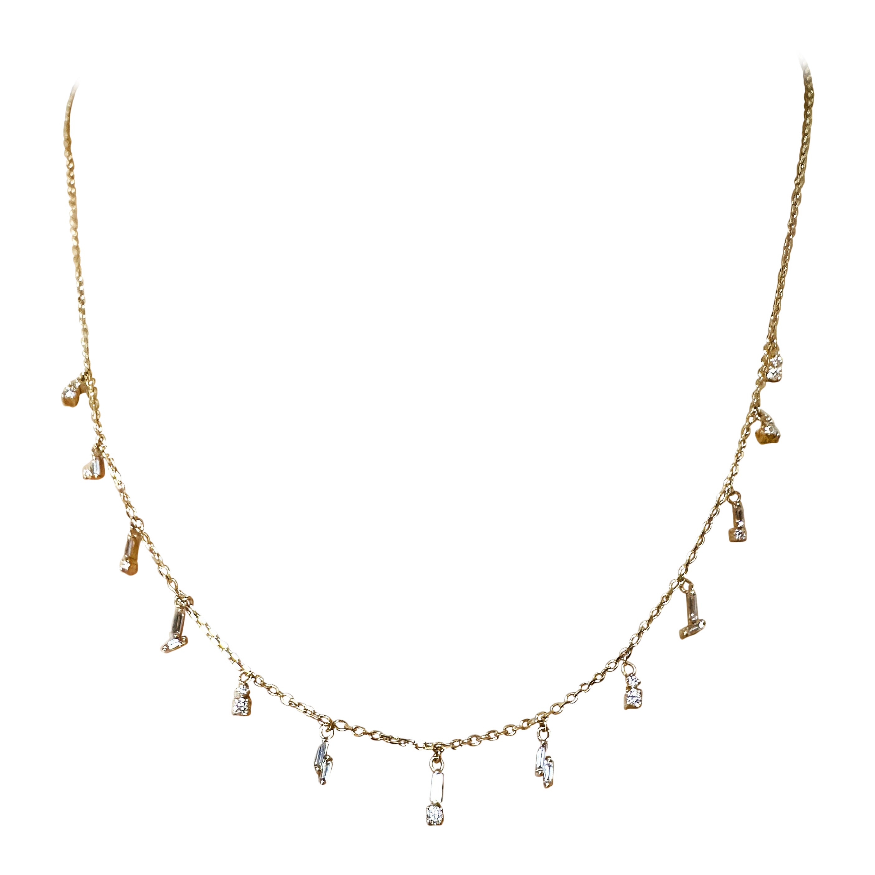 Questa collana è semplicemente stupenda. Sebbene sia nuovo, non ho i cartellini originali.  Le gocce di diamante sono un taglio misto di baguette e brillante.  Il diamante baguette è di 0,96 carati e il taglio brillante è di 0,10 carati per un