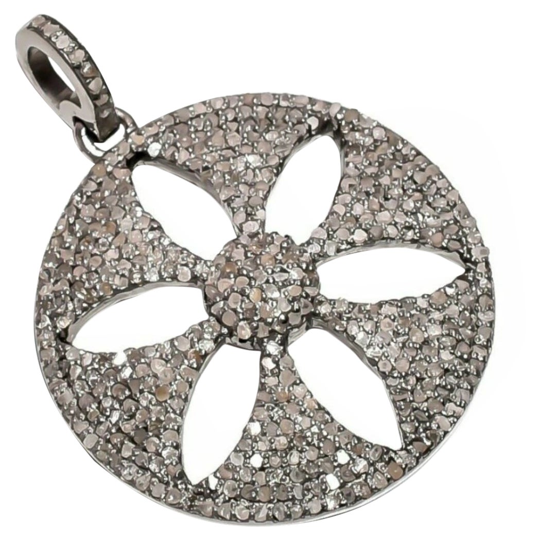 Colgante de plata de ley 925 con diseño de filigrana y diamantes pavé Suministro de joyas.