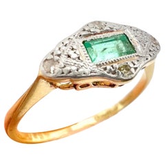 Bague ancienne en or jaune 18 carats et platine, émeraude édouardienne et diamants