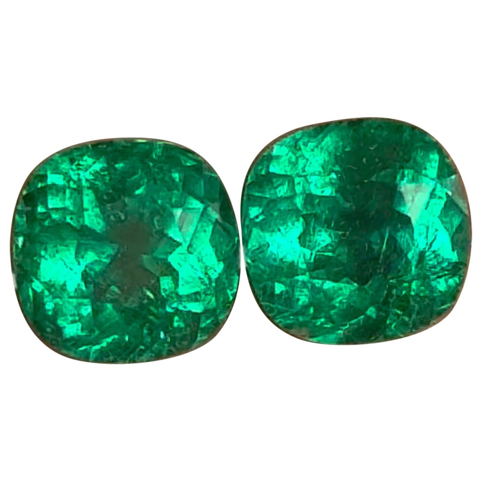 No Oil, Matched Pair of Colombian Cushion-Cut Emeralds, Gübelin Certified en venta
