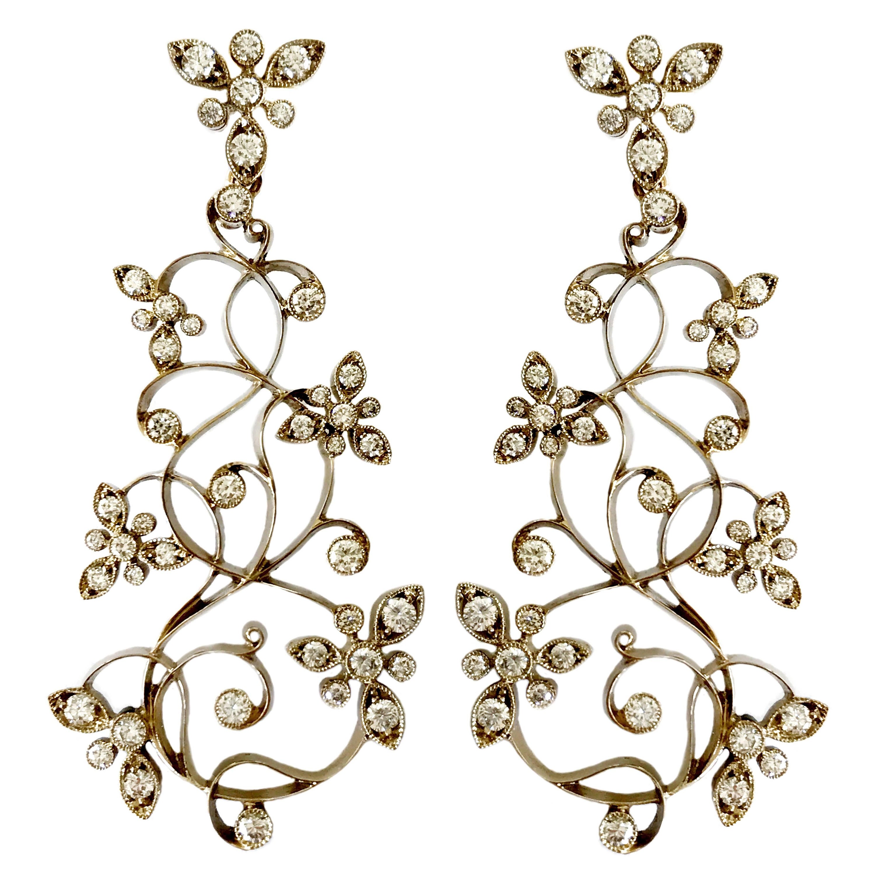 Boucles d'oreilles chandelier floral en or blanc à diamants Dalben en vente