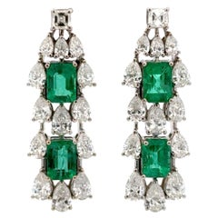 Boucles d'oreilles pendantes à trois rangs de diamants émeraude 13.15 CTTW Or blanc 18 carats F VS