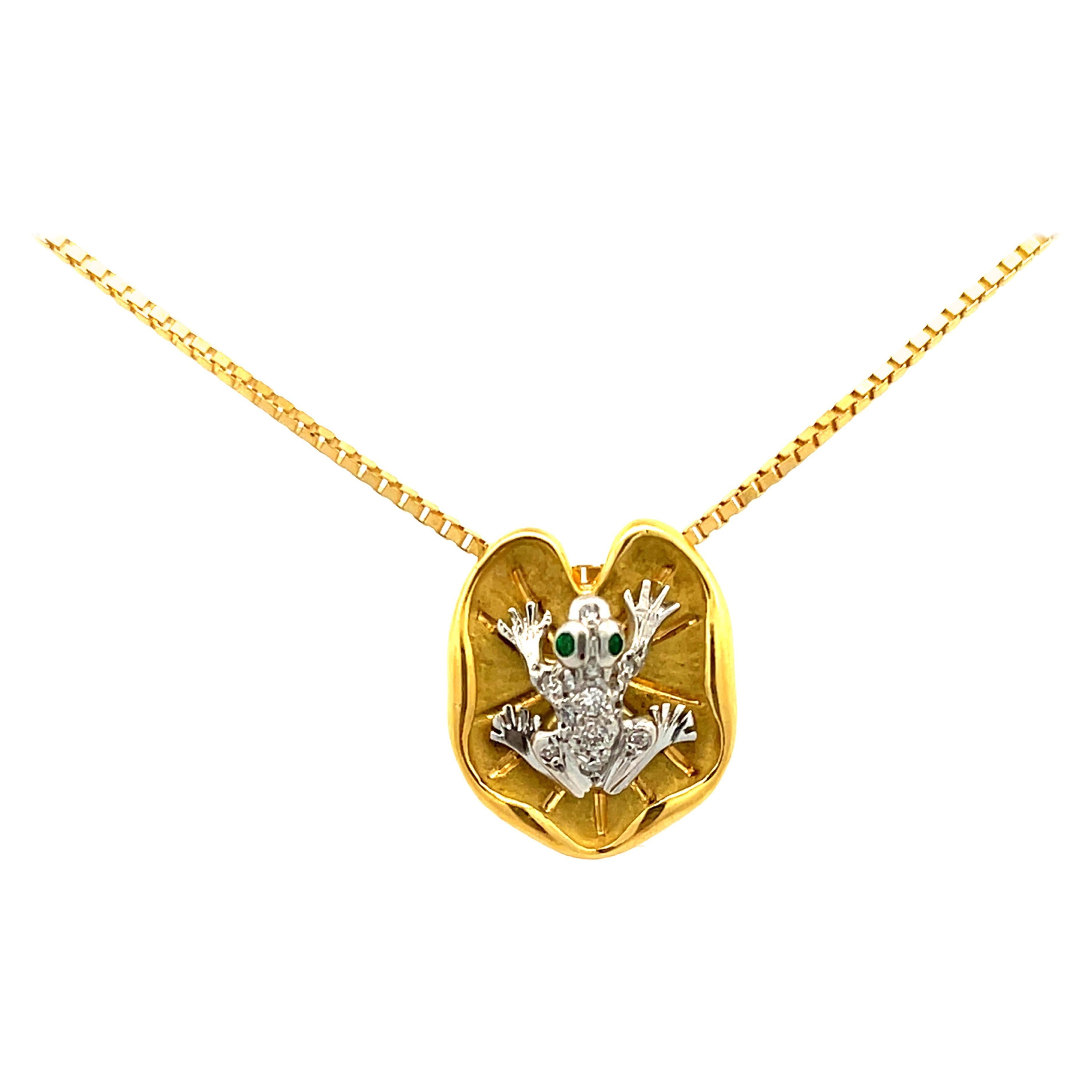 Collier grenouille en or jaune 18k et platine avec yeux d'émeraude et diamants sur pad de nénuphar en vente