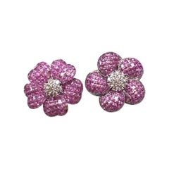 Ungleiche, unsichtbar gefasste Blumenohrringe mit rosa Saphiren und Diamanten