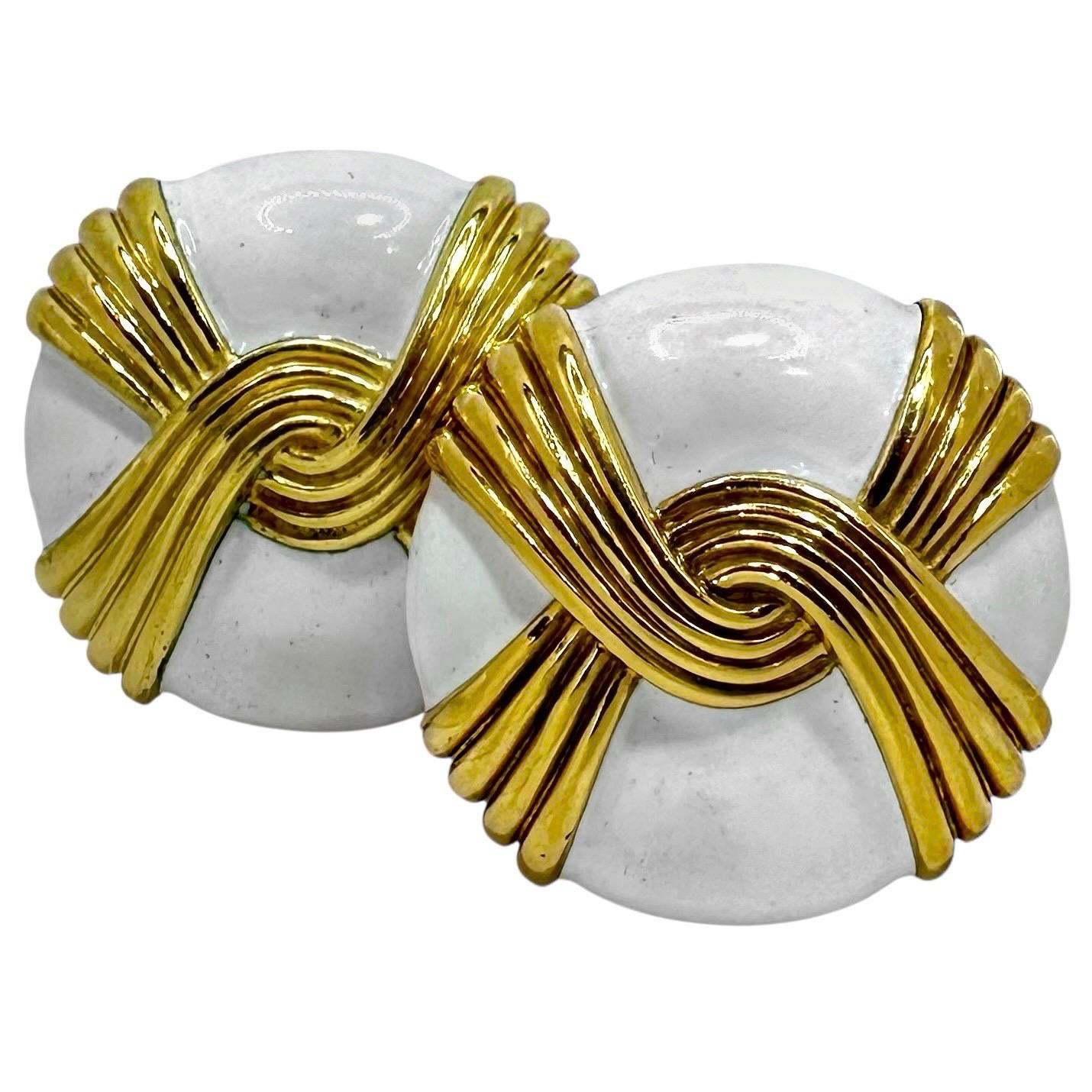 Boucles d'oreilles dramatiques en or jaune 18K et émail blanc par Andrew Clunns